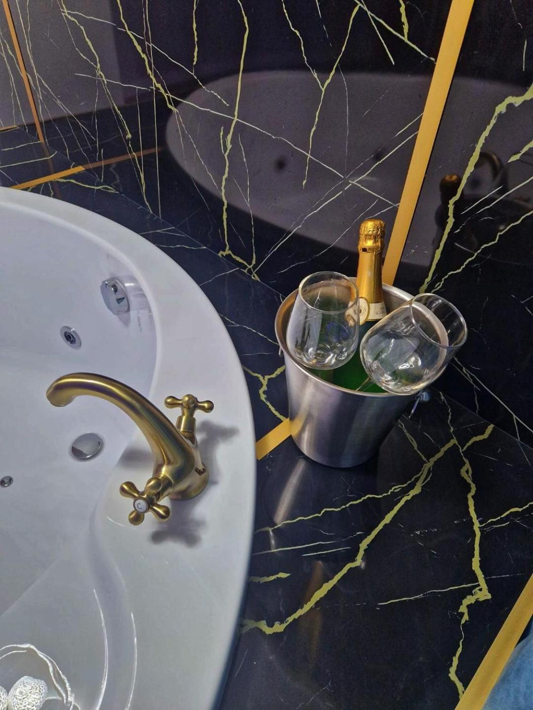 Afi Discret Jacuzzi Apartment Bukares Bagian luar foto